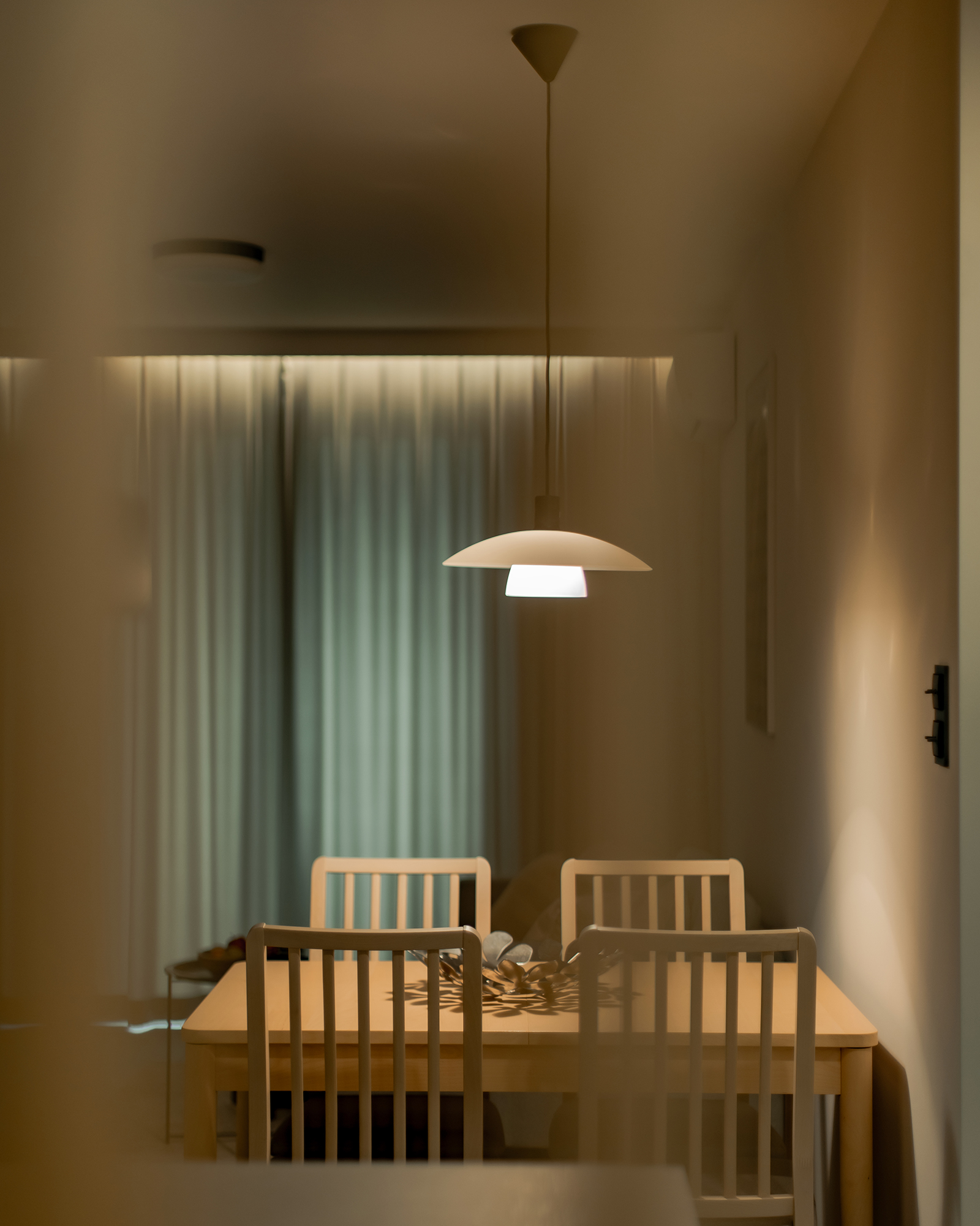 Zabudowa kuchenna płynnie przechodzi do korytarza. Drewniane lamelki nieco oddzielają od siebie te strefy.